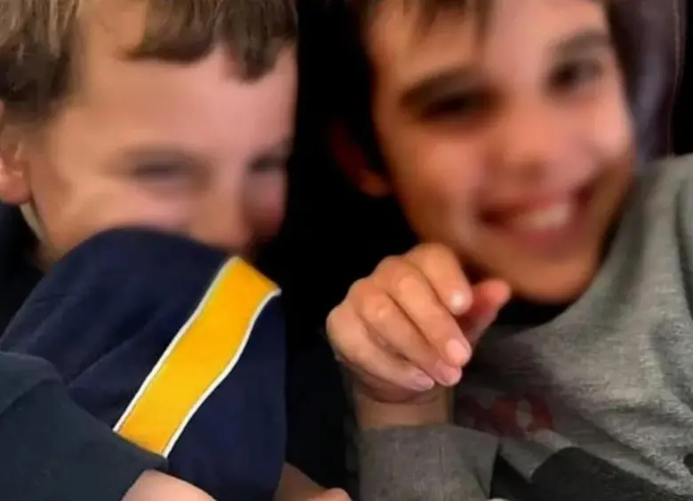 Leon y Otis, los dos jóvenes hermanos con autismo. FOTO: Tomada de redes sociales de Jarrod Clune