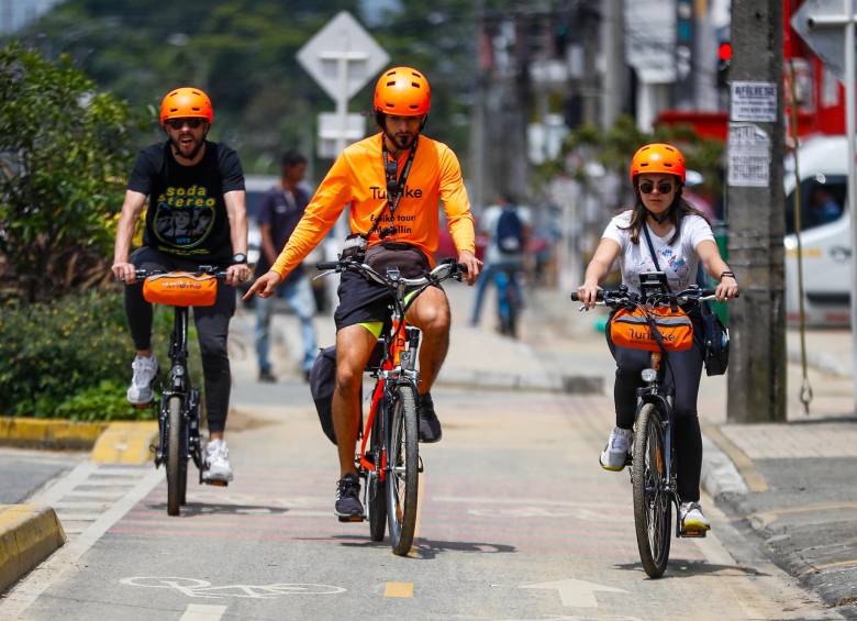 Muchos turistas internacionales y nacionales, pueden tener la experiencia de conocer la ciudad de Medellín en bicicleta. Foto Manuel Saldarriaga
