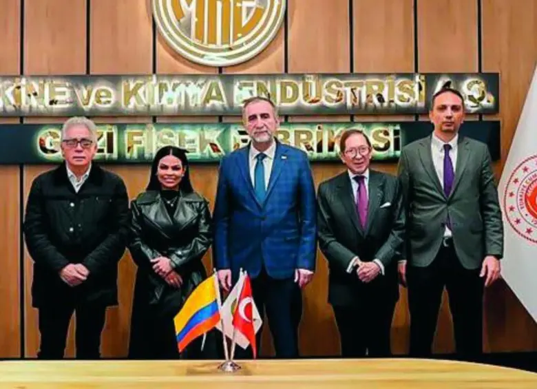 La viceministra Angélica Verbel junto a Augusto Rodríguez, director de la Unidad Nacional de Protección, en su visita a Turquía, entre el 24 y 31 de enero pasados. FOTO MinDefensa