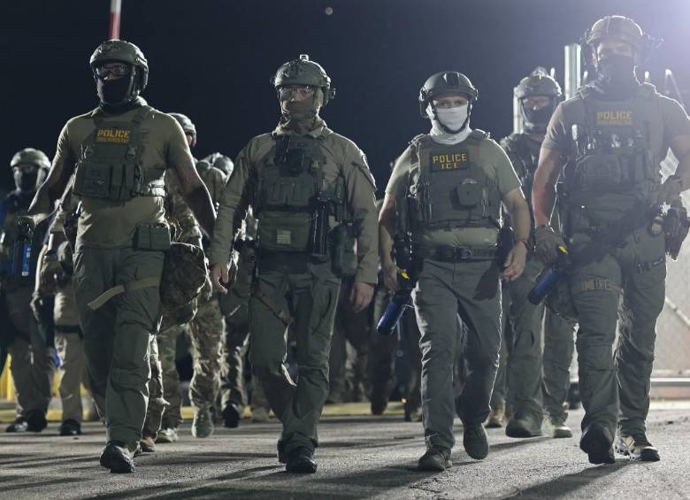 Agentes de ICE durante un operativo en Estados Unidos. El Gobierno analiza adquirir guantes capaces de emitir descargas eléctricas por un valor de hasta US$20 millones. FOTO: AFP. 
