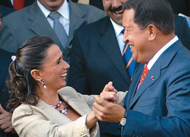 María Consuelo Araújo, entonces canciller, bailando vallenato con Hugo Chávez en una visita a Venezuela, en 2006. Foto: Cortesía.