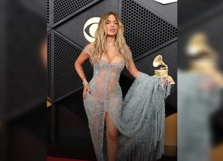 Karol G lució un vestido celeste claro en la alfombra roja de los Grammy 2026. Foto: Getty Images