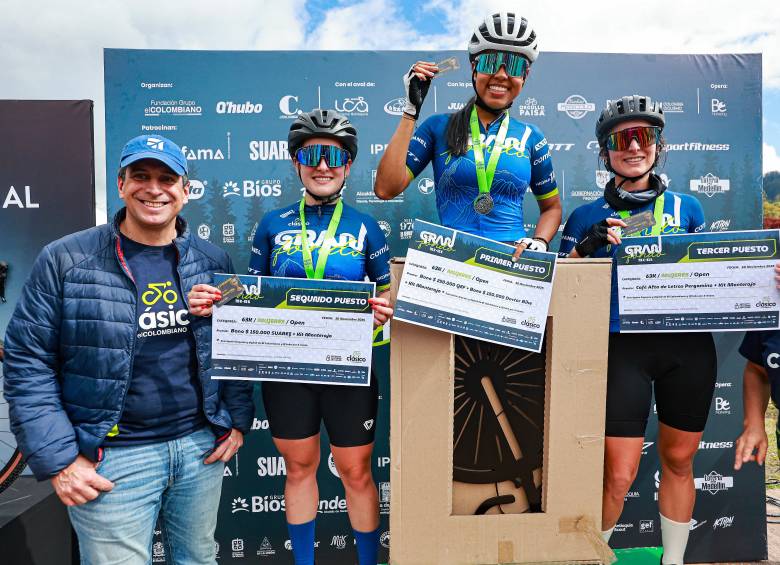 En la competencia femenina también se tuvo una buena batalla. Juliana Alzate, entre ganadoras en 63 km. FOTO: Manuel Saldarriaga