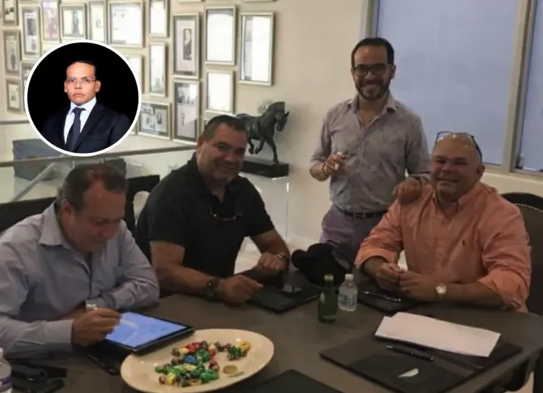 Abelardo de la Espriella junto a alias “Boliche”, a quien se le acusa por lavar plata que cobraba a narcos internacionales. A la izquierda, en el círculo, Daniel Peñarredonda, exsocio del candidato. Foto: Redes sociales.