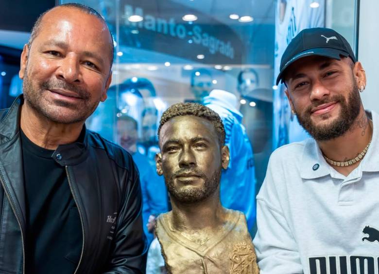 El futbolista brasileño Neymar posó con su padre junto al busto que le hicieron en el museo del Santos de Brasil. Foto: tomada del Instagram de @neymarjr
