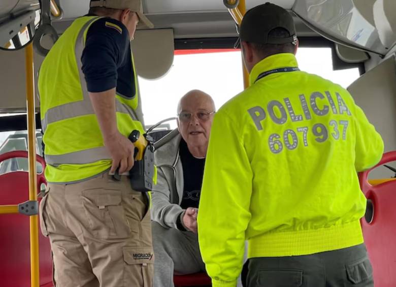 El aterrizaje en Bogotá cerró casi dos décadas de reclusión para Eugenio Montoya Sánchez en Estados Unidos, pero abrió de inmediato un nuevo expediente judicial en su país natal. FOTO: Migración Colombia