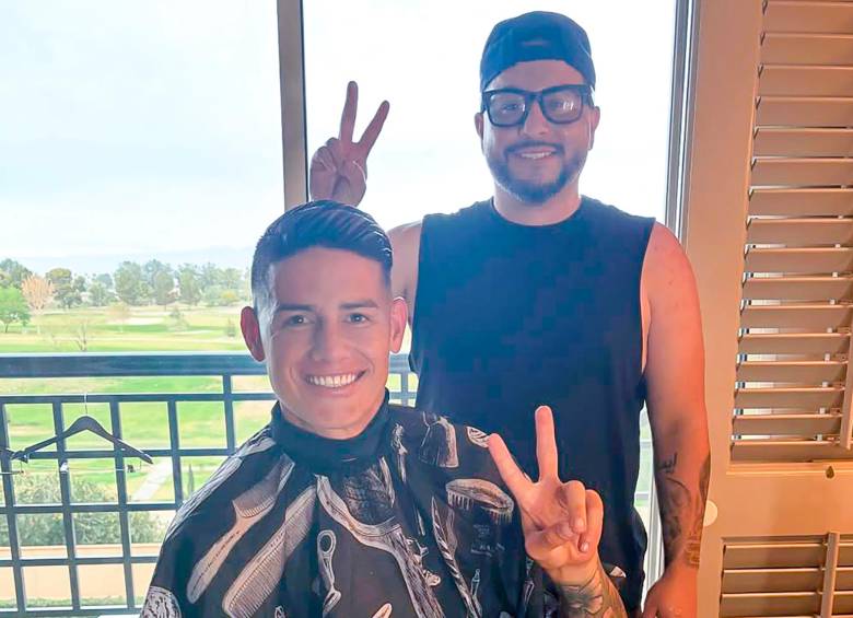 El colombiano James Rodríguez, de 34 años, aceptó que el hombre mexicano le cortara el cabello en un hotel de California. FOTO cortesía