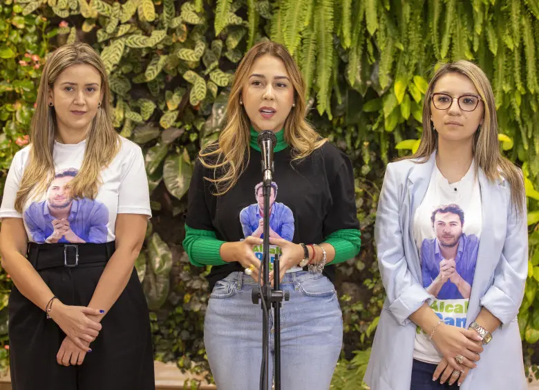 La exsecretaria de Salud de Medellín, Andreé Uribe, por los días en que fue nombrada alcaldesa encargada. A su izquierda, María Camila Villamizar y a su derecha Karen Bibiana Delgado, esta última implicada en el caso de Aguas Vivas. FOTO: Carlos Alberto Velásquez