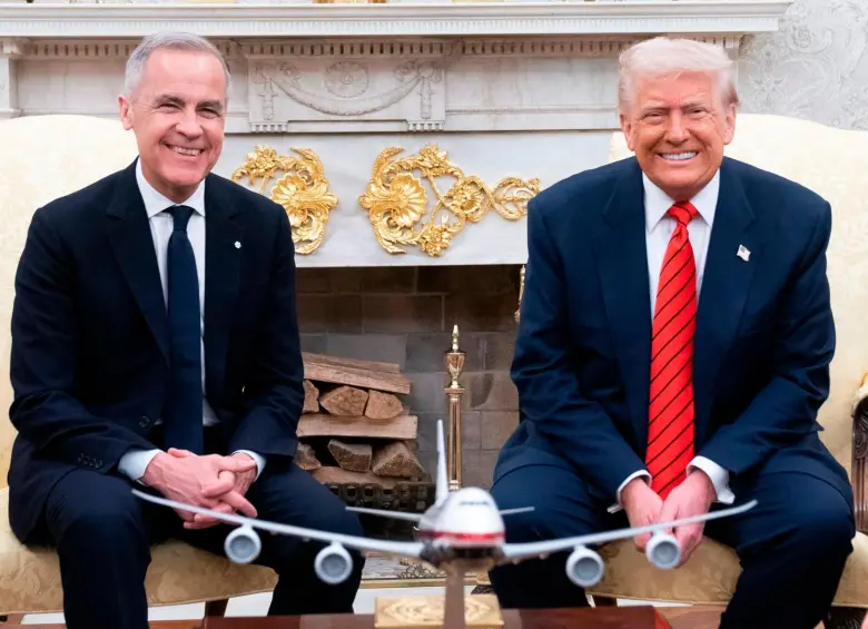 El primer ministro de Canadá, Mark Carney, junto al presidente de Estados Unidos, Donald Trump, en la Casa Blanca. FOTO: Tomada de X @MarkJCarney