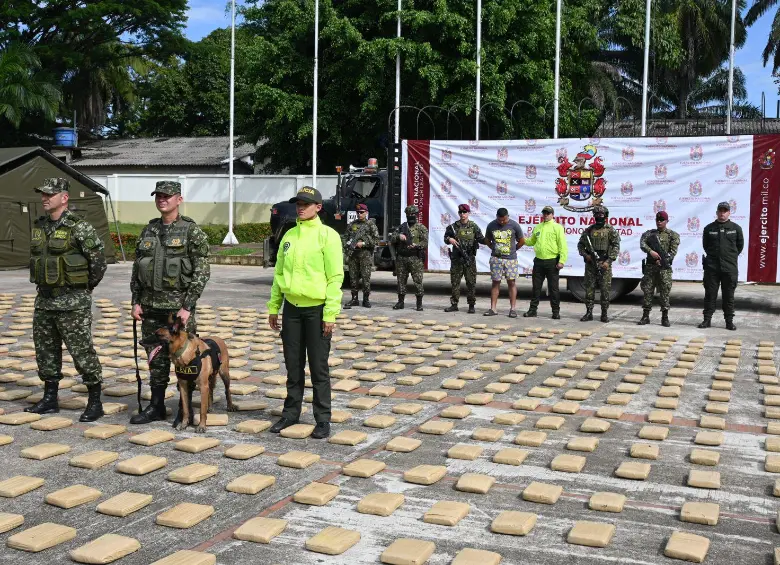 El Ejército junto a uno de los capturados. En el piso, los bloques de droga incautada. FOTO: CORTESÍA