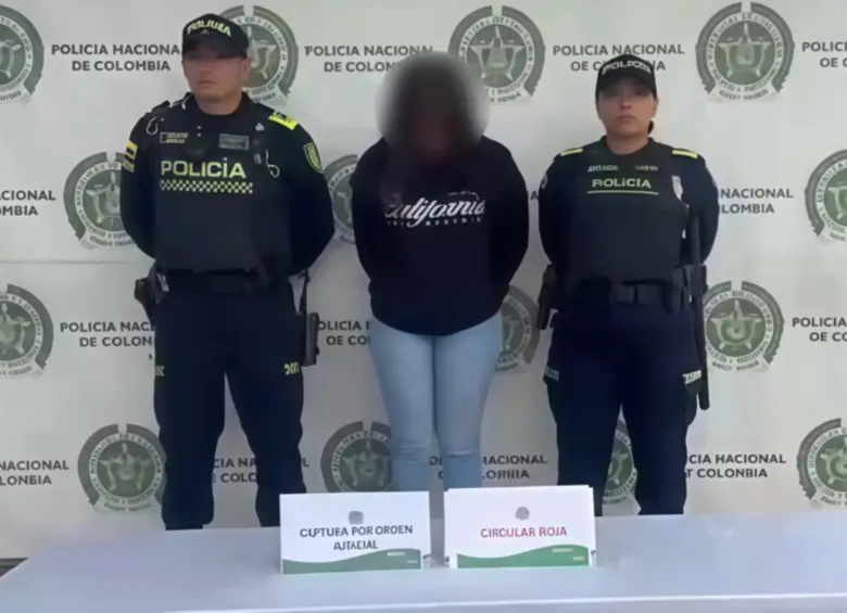 Las investigaciones señalan que la detenida establecía contacto con sus víctimas a través de plataformas digitales, en las cuales cuadraba las citas para robarles. FOTO: Policía Metropolitana de Bogotá