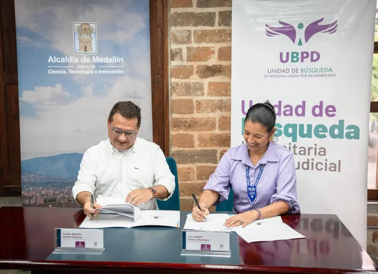 Firma del convenio entre el secretario de Paz y Derechos Humanos de Medellín, Carlos Alberto Arcila, y Luz Janeth Forero Martínez, directora de la Unidad de Búsqueda.