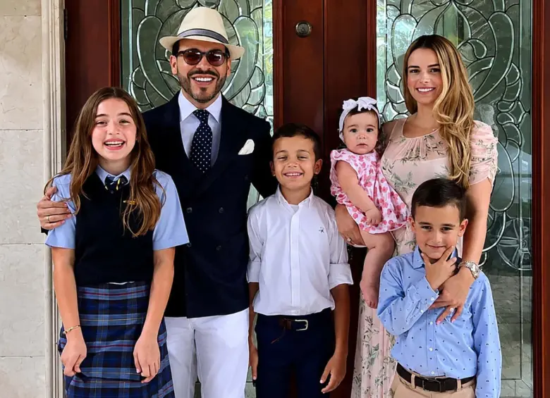 El presidente electo Abelardo De la Espriella junto a su esposa, Ana Lucía Pineda, y sus cuatro hijos: Lucía, Salvador, Filippo y Francesca FOTO Cortesía