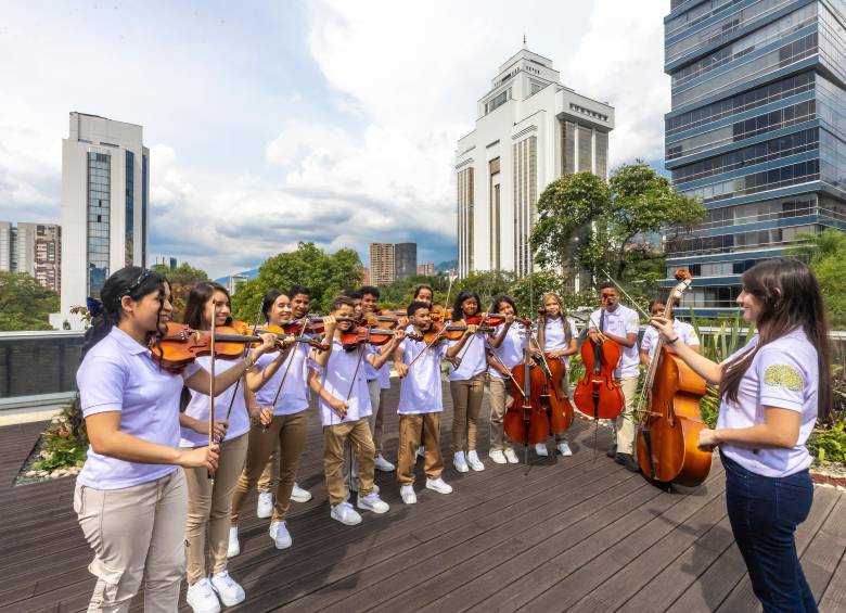 Los niños durante el ensayo previo al concierto en la Cámara de Comercio, sede Poblado. FOTO camilo suárez.