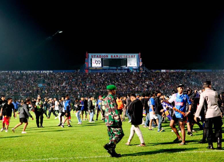 Un enfrentamiento entre simpatizantes del Arema FC y Persebaya Surabaya derivó en la intervención policial para disuadir a los revoltosos, lo que provocó mayor violencia y un saldo fatídico. FOTOS GETTY 