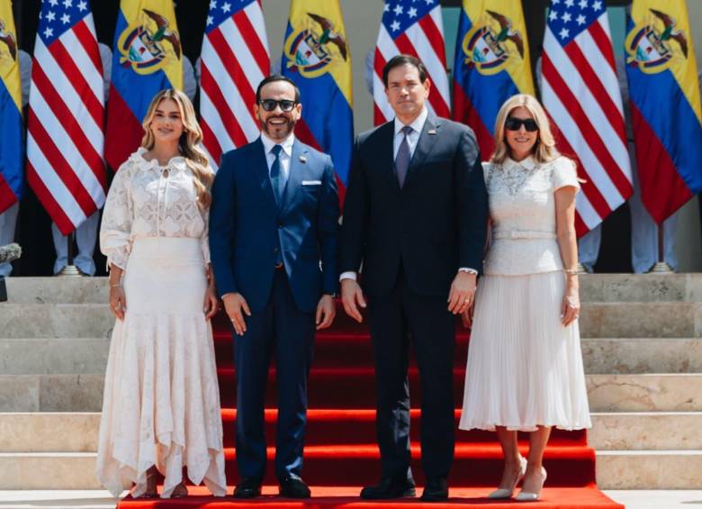 De la Espriella recibió en el Batallón Paraíso, en Barranquilla, a Marco Rubio, secretario de Estado de Estados Unidos. Al encuentro también asistieron sus esposas, Ana Lucía Pineda y Jeanette Christina Dousdebes Rubio. FOTO: Presidencia