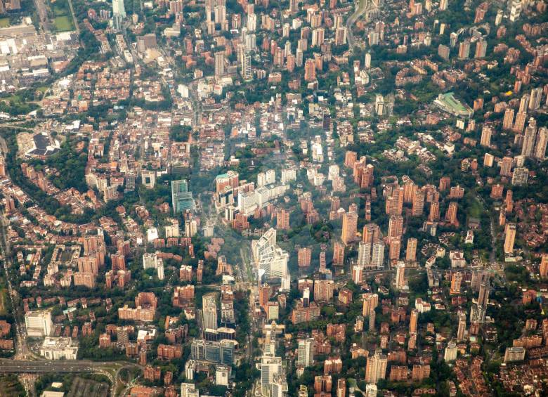 La comuna de El Poblado es una de las zonas de ladera que se densificó antes de que se aprobara un modelo de ciudad compacta. FOTO Edwin Bustamante