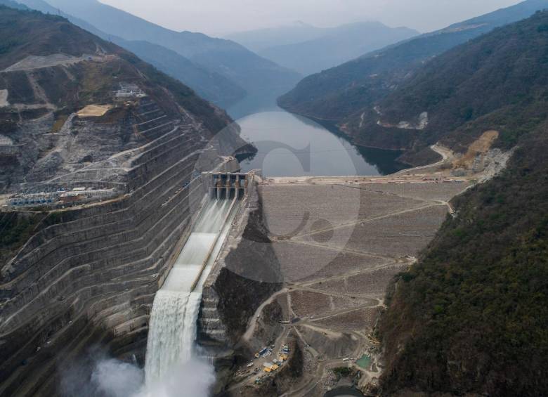 El valor invertido en la construcción del proyecto asciende hoy a $13 billones. En las fotos, cinco de los presuntos responsables fiscales de mayor relevancia en el proceso. Foto Esteban Vanegas