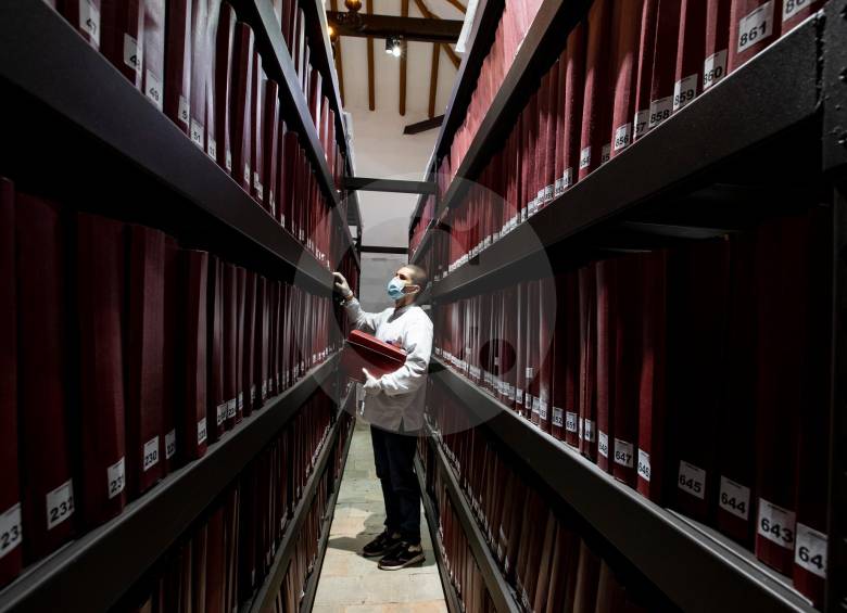 El historiador Luis Felipe Vélez Pérez consulta una de las estanterías metálicas del Archivo Histórico de Rionegro. El lugar mejoró sus protocolos de almacenamiento y busca ser un espacio abierto. FOTOs JAIME PÉREZ
