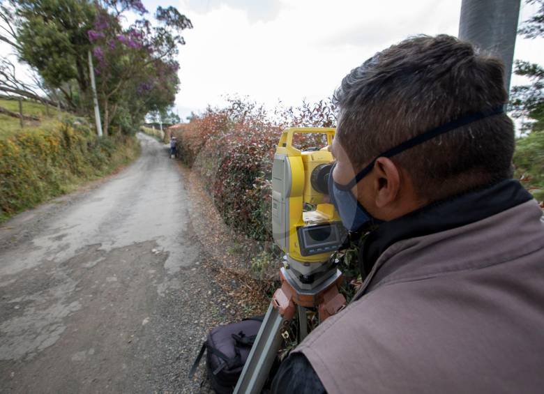 En la Vía El Silencio (vereda Pantanillo), que conecta al aeropuerto de Rionegro con el sector Monte Roso-Villa Grande, así avanzaban los trabajos de pavimentación. FOTO Edwin Bustamante