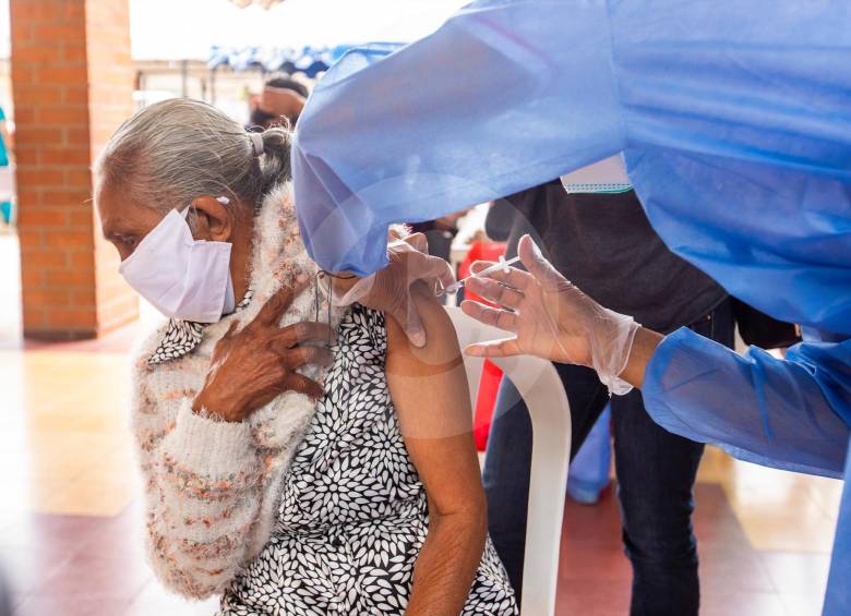 La vacunación sin cita para mayores de 70 años comenzó en 22 puntos de Medellín y también en Envigado. FOTO Carlos Velásquez