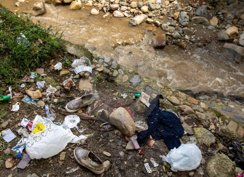 Entre la basura que más se arroja están los envases, agroquímicos, colchones, restos de comida y papeles. FOTO Edwin Bustamante