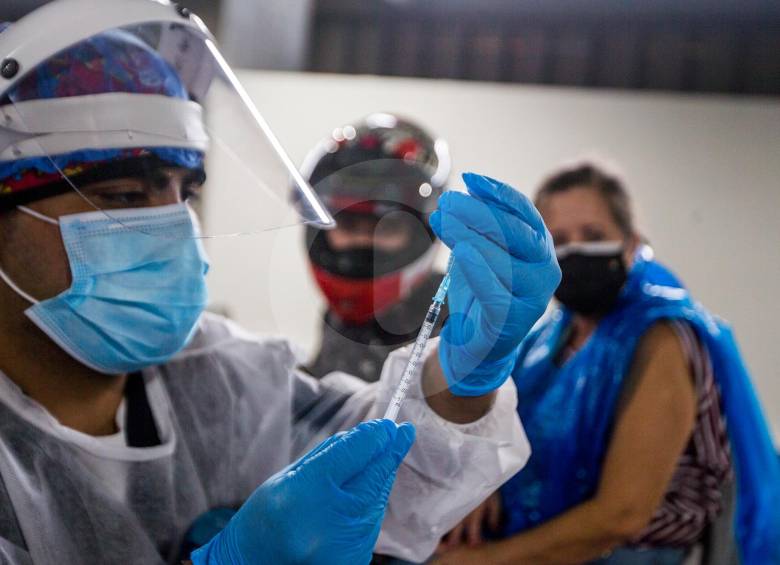 Este 11 de mayo se aplicaron 41.077 dosis en Antioquia. FOTO JULIO CÉSAR HERRERA