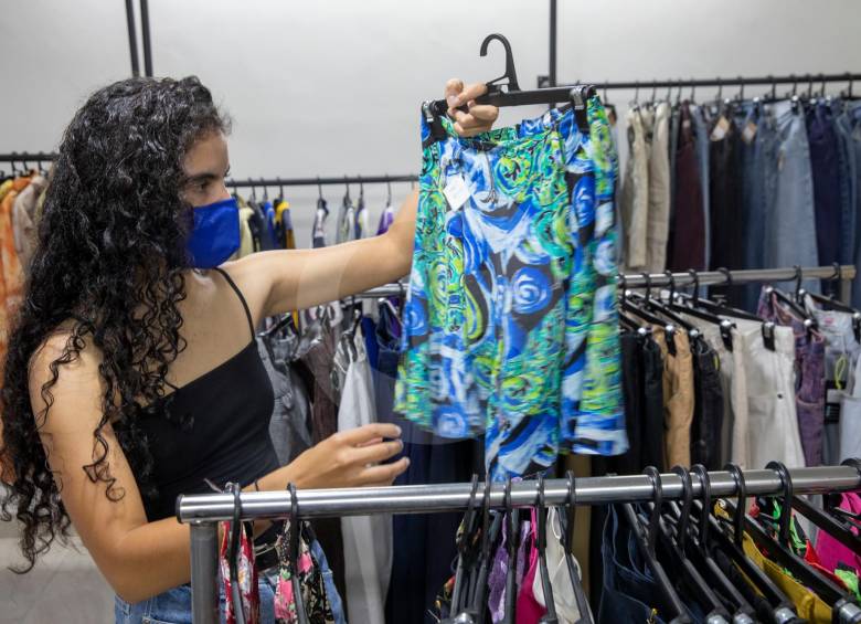 La ropa de segunda es una opción que muchos consumidores consideran como una forma de aportar a la sostenibilidad. FOTO Edwin Bustamante 