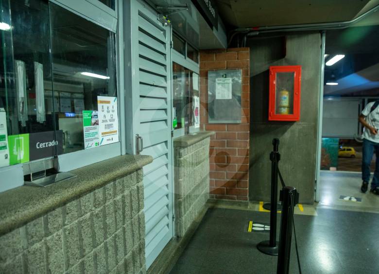Esta situación, en la que los usuarios no podían recargar sus tarjetas porque las taquillas estaban cerradas, ya fue solucionada por el Metro con la extensión de los horarios de atención. FOTO EDWIN BUSTAMANTE
