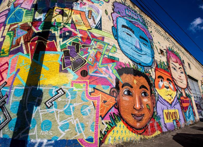 Algunos locales comerciales de la calle 10 fueron pintados por artistas con el beneplácito de sus dueños. FOTO julio césar herrera