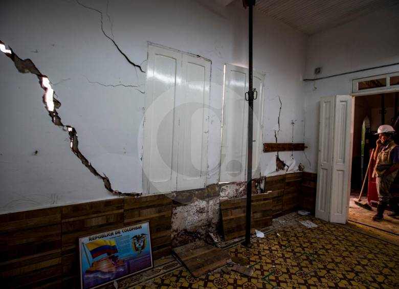 Las grietas aparecidas en las paredes del colegio tienen más de cinco centímetros de grosor. FOTO julio césar herrera