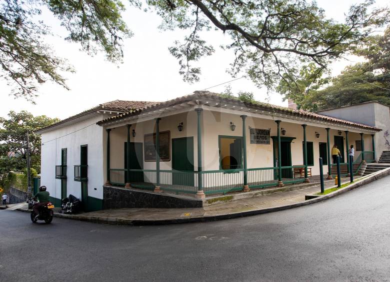 El Jordán luce imponente en la esquina de la loma de Robledo y hasta alcanzan a bañarlo las ramas de un viejo piñón de oreja intervenido por la alcaldía que también casi colapsa. FOTO jaime pérez