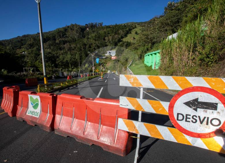 Este es el cierre preventivo del kilómetro 11 +200. Al fondo se ve la montaña que amenaza con desprenderse. El tránsito sólo se habilita cuando no hay lluvias. FOTO edwin bustamante