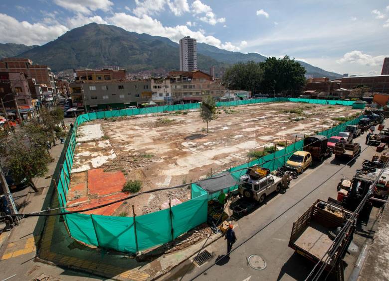 El espacio en el que estaba la plaza está cercado. Aún no se comienzan las obras. Según la alcaldía, la futura edificación tendrá 210 locales comerciales y una amplia zona de cargue y descargue, de lo que carecía la que fue derribada. FOTO Edwin Bustamante