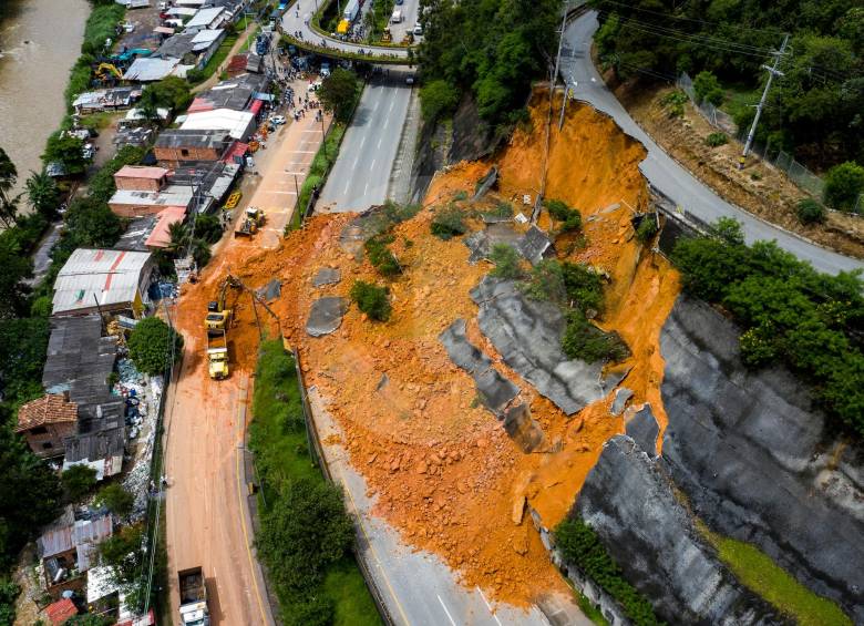 Las viviendas de la zona se salvaron por muy pocos metros de ser arrasadas por el deslizamiento. La congestión generada por el alud sumó más de 8 kilómetros de largo. FOTO Manuel SaldarriagA