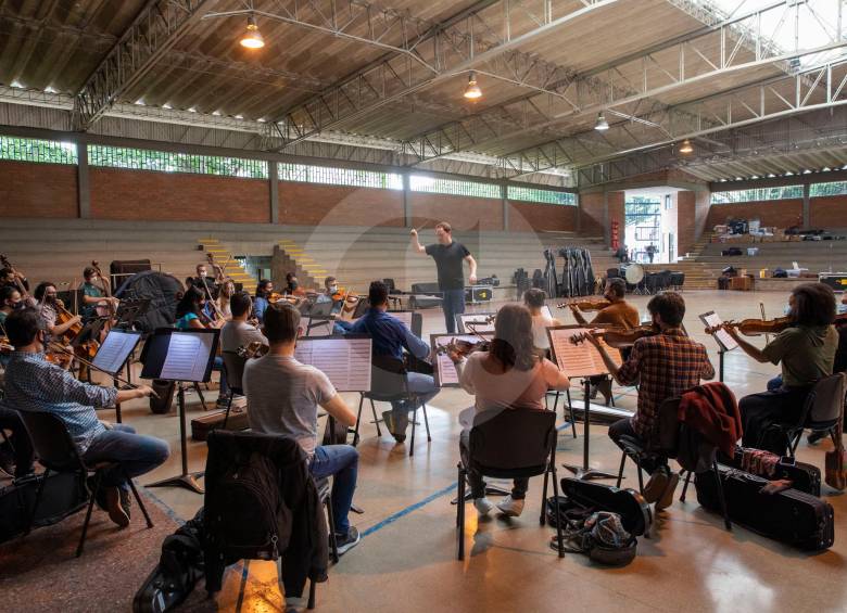 La Filarmónica de Medellín en el coliseo del antiguo colegio Palermo. FOTO Edwin Bustamante.
