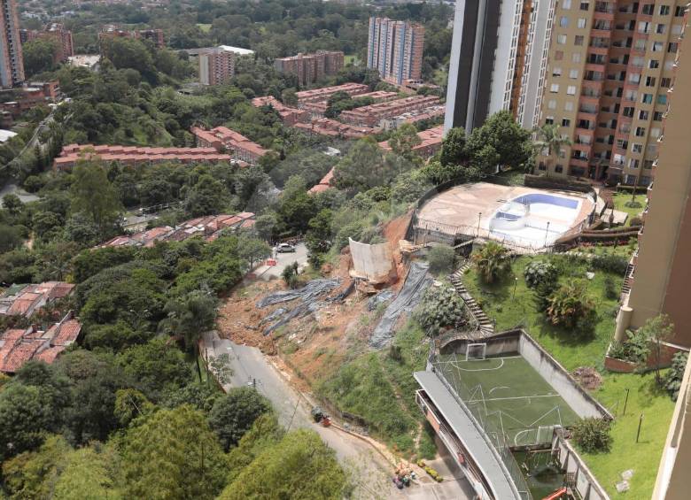 La Secretaría de Movilidad de Medellín precisó que el deslizamiento se localiza en la carrera 82 con la calle 15 B. FOTO: CARLOS VELÁSQUEZ