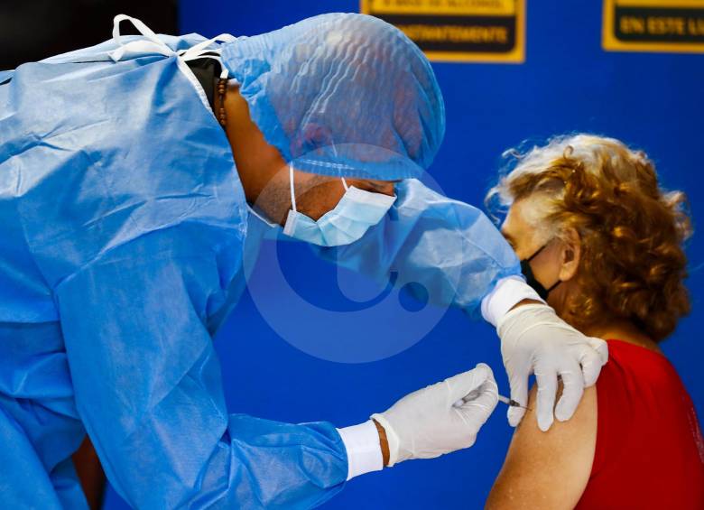 De acuerdo con el Ministerio de Salud 2.564.000 personas mayores de 60 años serán vacunadas. FOTO MANUEL SALDARRIAGA