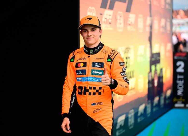 El australiano Oscar Piastri de McLaren celebra su pole position para el Gran Premio de España. FOTO: GETTY