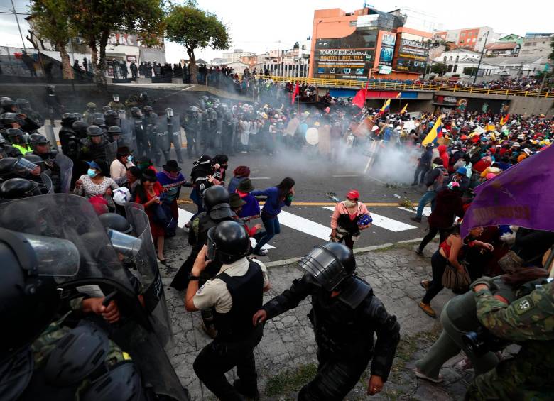 Las protestas de este jueves fueron reprimidas por la Policía con gases lacrimógenos. FOTO: EFE