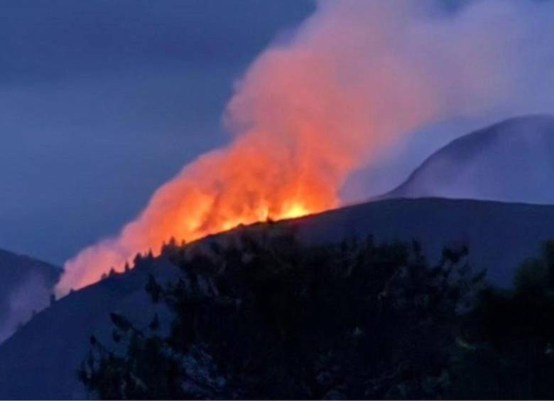 El incendio se generó un mes después de las conflagraciones que consumieron cerca de 1.600 hectáreas en el cerro San Marcos y el Santuario de Fauna y Flora de Iguaque. Foto: @hectordchaparro