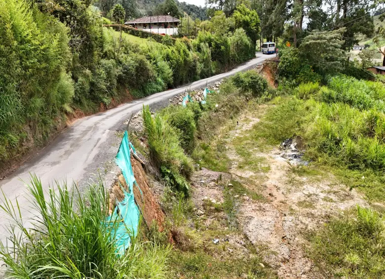 Así luce hoy el problemático tramo de la conexión vial desde El Santuario hacia el municipio de Granada. FOTO: Cortesía
