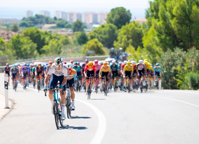 Las bicicletas de alta gama son protagonistas en la Vuelta a España 2026, con modelos que alcanzan precios de hasta 15.900 euros. FOTO @lavuelta