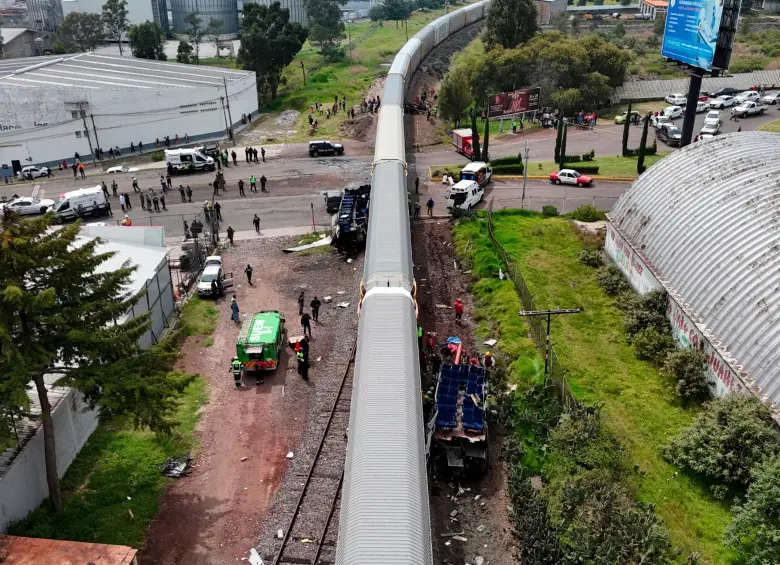 El tren de carga por poco no se detiene tras embestir al bus de dos pisos. FOTO: Tomada de X @DennysDeeh_