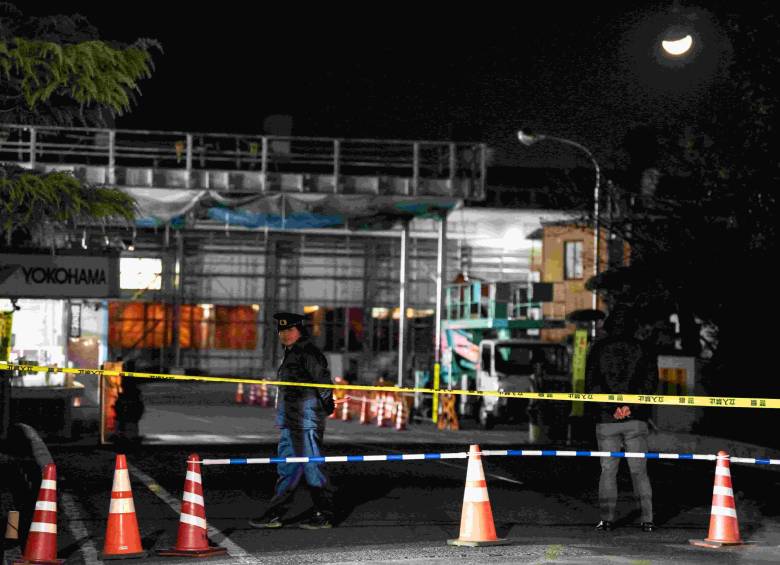 Un agente de policía custodia el perímetro de la planta Yokohama Rubber en Mishima, prefectura de Shizuoka, tras el ataque con arma blanca que dejó al menos 14 personas heridas, según informaron los servicios de emergencia. FOTO: AFP
