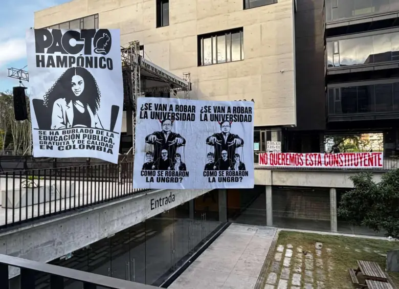 La tarima para el presidente Gustavo Petro en la Nacional este 5 de mayo, junto a las pancartas. Foto: Redes sociales.