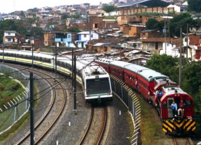 El Metro de Medellín y el Ferrocarril rodando a la par en la ciudad. FOTO: Manuel Saldarriaga