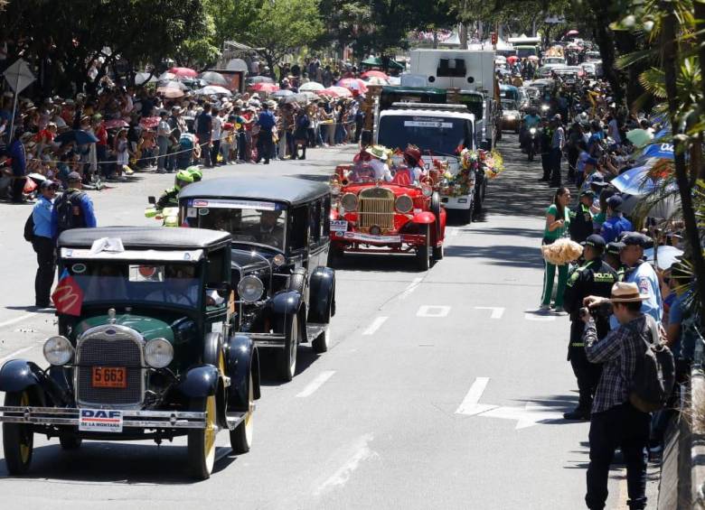 Los viejitos se lucieron en el Desfile de Autos Cl sicos y Antiguos