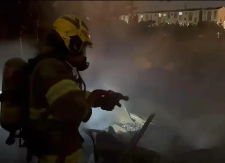Un incendio se presentó este miércoles, 25 de marzo, en un asentamiento en la ciudad de Cali. FOTO: Captura de video