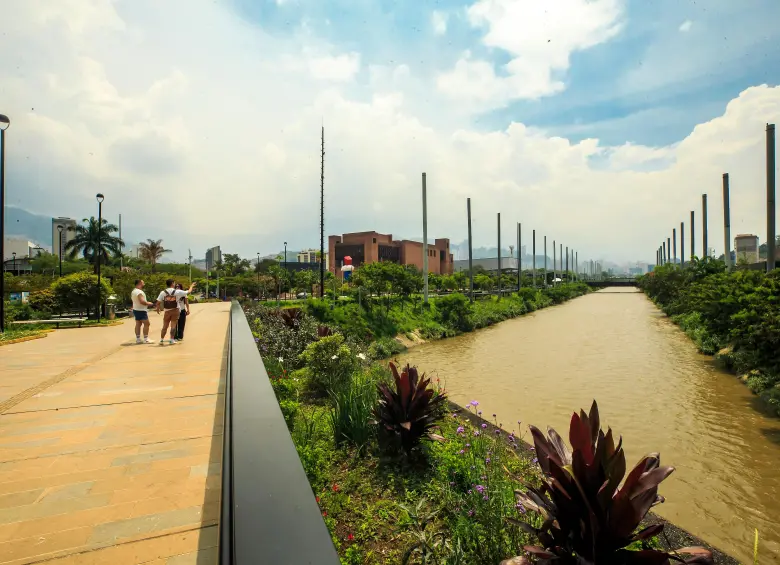 Los cálculos de la UdeA indican que de mantenerse el panorama actual, el río Medellín podría llegar a tener un caudal similar al Cauca en sus momentos críticos. FOTO: MANUEL SALDARRIAGA